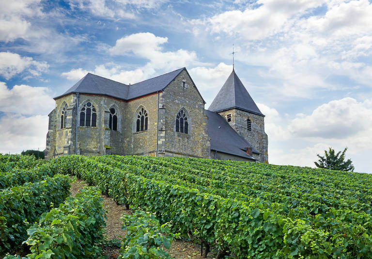 kerk-met-wijnveld-nabij-epernay.jpg