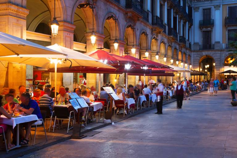 Barcelona_restaurants_Placa-Reial_.jpg