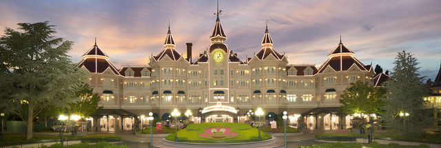 Twee nachten Koninklijk overnachten in 5*-Disneyland® Hotel met ticket en exclusieve toegang tot het park voor 2 dagen