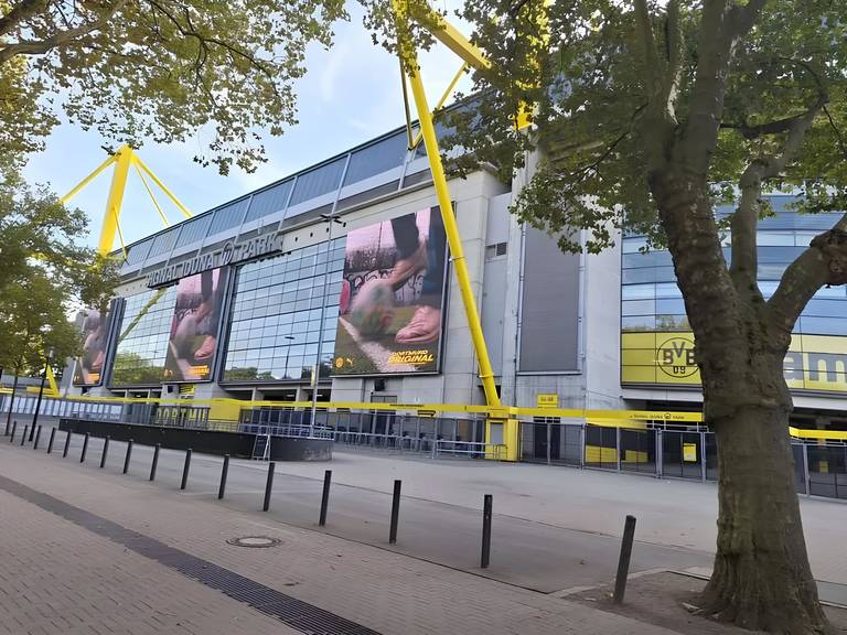 Dortmundbuitenkant-bvb-signal-iduna-park-1030x773.jpg