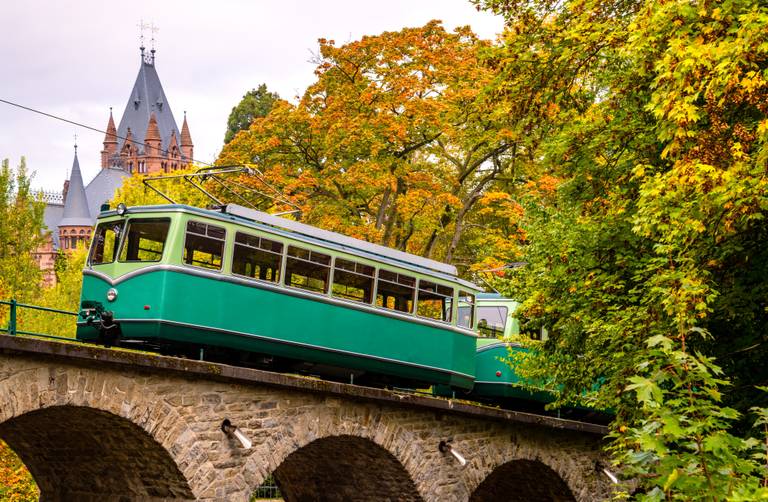 Bad-Honnef_historische-trein_Drachenfels.jpg