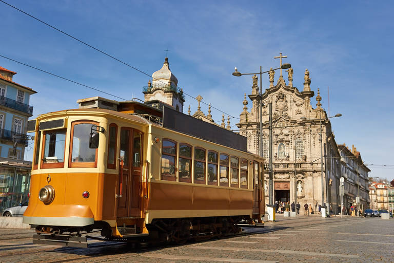 Portugal-Porto-tram_128524085.jpg