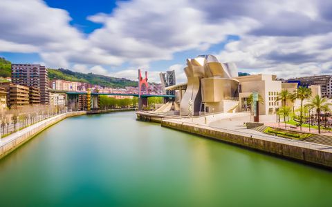 Citytrip Bilbao met dagtour naar o.a. San Juan de Gaztelugatxe, visserdorpjes, Guernica en proeverij Txakoli wijn!