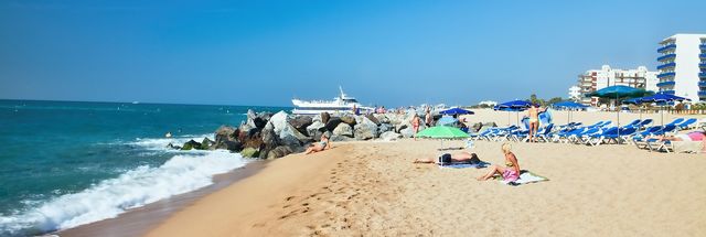 Het levendige Malgrat de Mar met vele winkels, restaurants, bars en zandstranden!